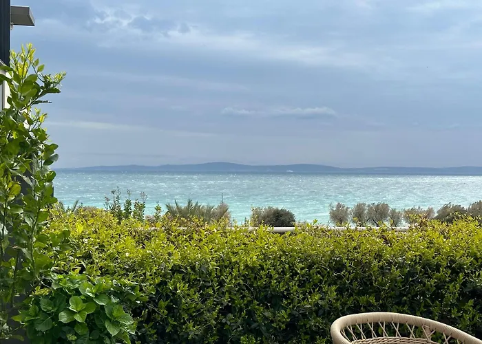 Enjoyer - Seafront Apartment With Private Heated Pool And Terrace