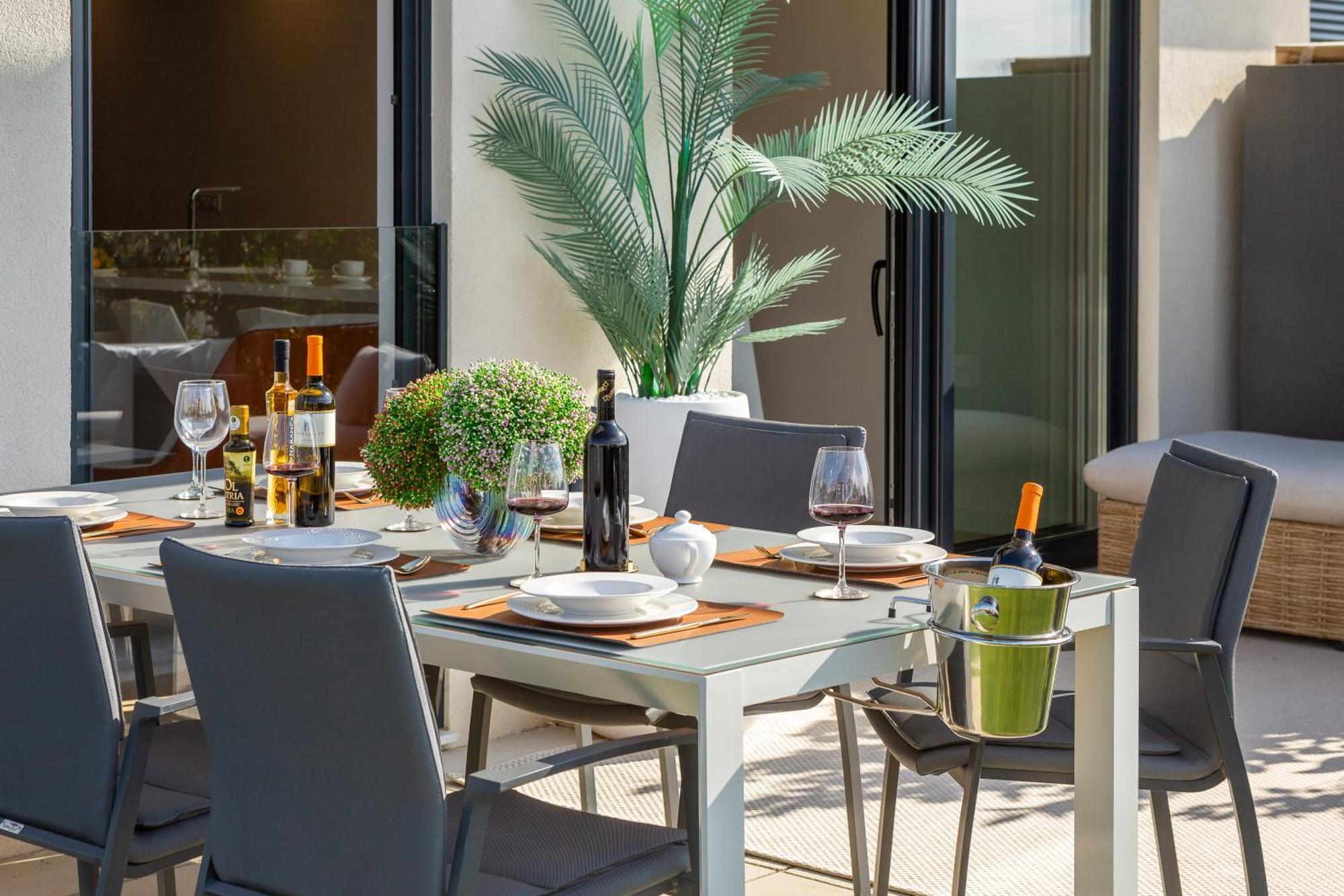 Villa Enjoyer - Seafront With Private Heated Pool And Terrace