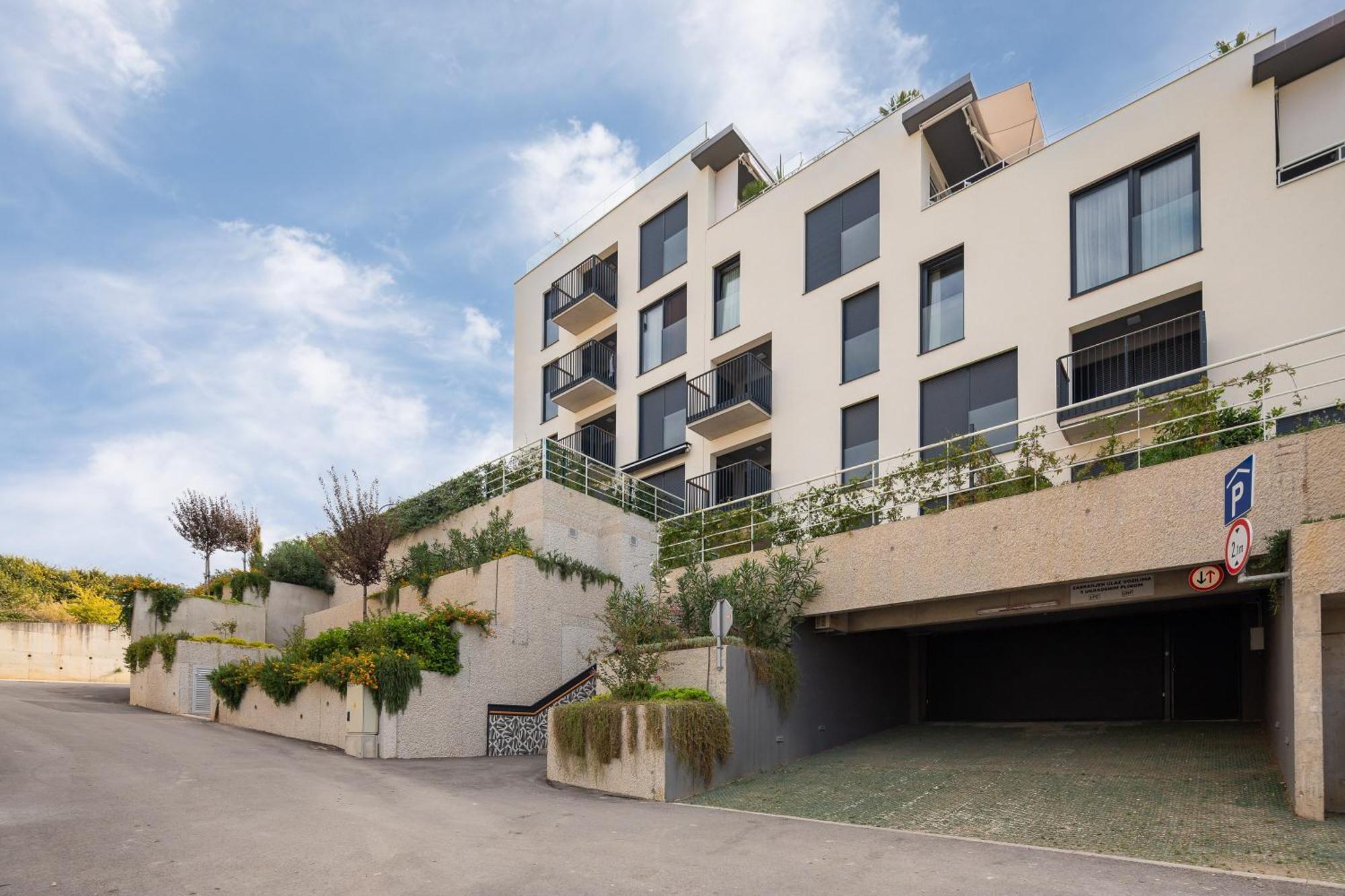 Enjoyer - Seafront With Private Heated Pool And Terrace Split